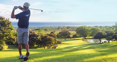 Golfspieler beim Abschlag auf einem Golf-Cup des VDIV - Netzwerkveranstaltung für Immobilienverwalter